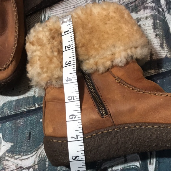 🐬 BORN Brown Leather Shearing Cuff Boots - Picture 13 of 16